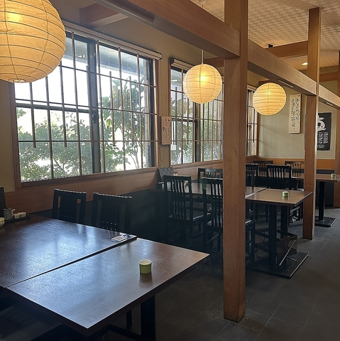 仕出しの伝統を受け継ぐ職人が、黒豚や鮮魚など彩り豊かな会席や御膳に仕立てます。