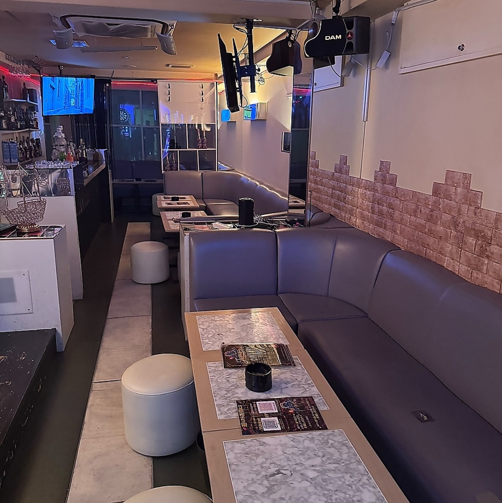 ゆったりと腰掛けられるお席が並ぶ店内。落ち着いた照明に包まれ、贅沢なリフレッシュタイムをどうぞ