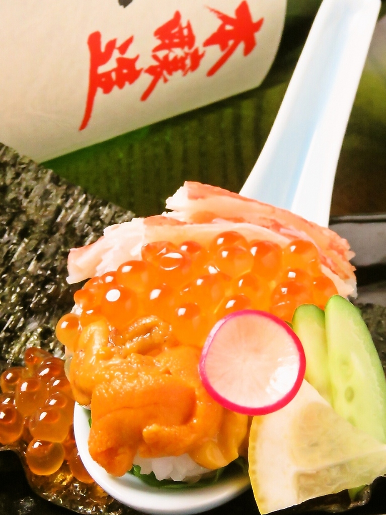 レンゲからこぼれるイクラの寿司も付いてくる！料理のみ・全8品のコースが3000円(税込)～楽しめる◎