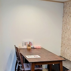 2名様がご利用いただけるテーブル席がございます。ご友人とのお食事やデートとしてのご利用に最適なお席です。