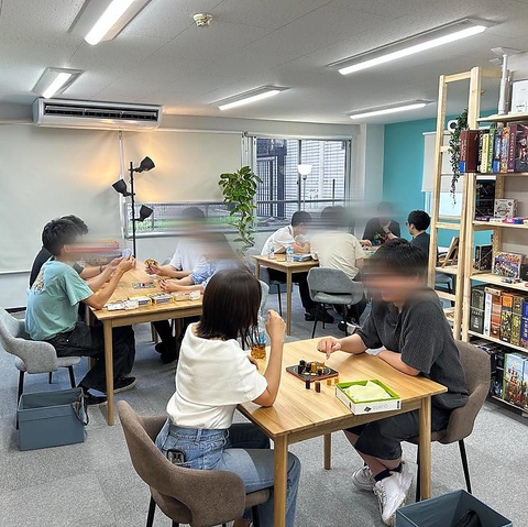明るく落ち着いた雰囲気の店内で、極上のボードゲーム体験をお楽しみいただけます！