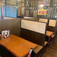 女子会や仕事帰りの一杯など使い勝手抜群なテーブル席