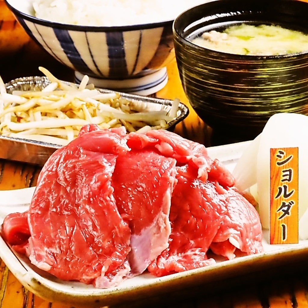 土日祝日限定のランチメニューがお得！生ラムジンギスカン定食は1200円、特製ラムカレー800円！