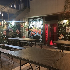 屋外のテラス席で心地よい風を感じながら、特別なひとときを過ごせる場所です♪大人数での集まりにも最適で、楽しい時間を仲間と共有することができます！リラックスした雰囲気の中、美味しい料理を楽しむ贅沢な時間が待っています◎開放感の溢れるテラス席で素敵な時間をお楽しみください☆