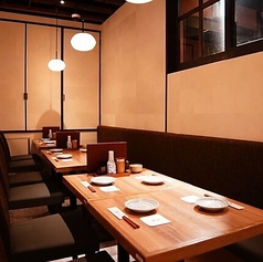 最大12名様まで座れる広々としたテーブル席は、ご宴会や大人数での食事に最適です。木の温もりに包まれた空間で、時間を気にせずゆっくりとお過ごしいただけます。