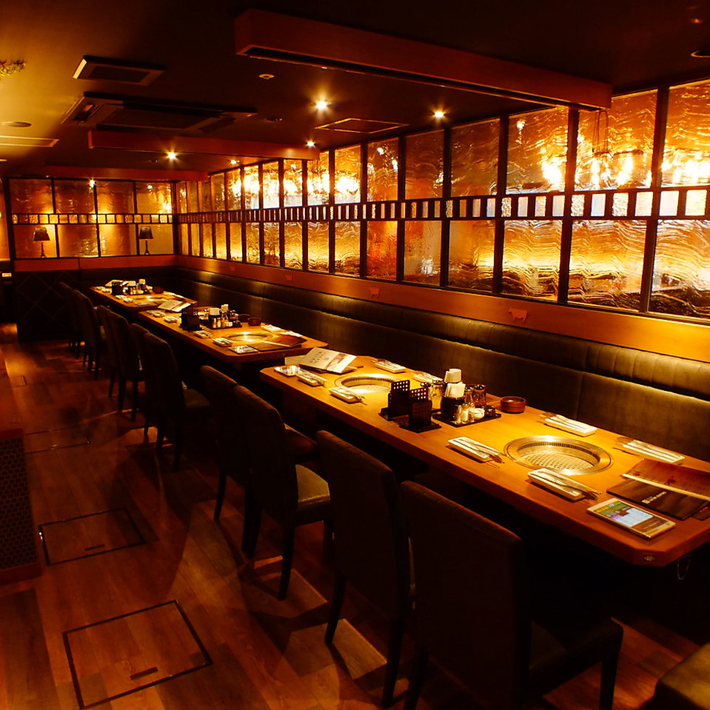 洗練された空間はデートや女子会にもピッタリ★広々としたテーブル席は宴会や打ち上げにも◎