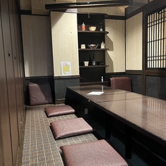 落ち着いた雰囲気の掘りごたつ席で、会話も食事もゆったりと。最大8名様までご利用可能です。