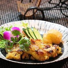 レモンリーフでマリネした鶏肉の網焼き