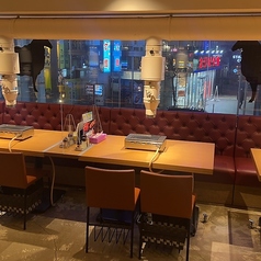 【4～8名席】仕事帰りの食事や友人同士の飲み会に使いやすいテーブル席。料理を囲みながら会話がしやすい配置で、少人数宴会や気軽な集まりに対応します。周囲を気にせず食事を楽しめる距離感で、普段使いから軽めの宴会まで幅広く利用されています。落ち着いた雰囲気の中で過ごせる席です。