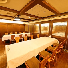 『騎士の間 A』と『騎士の間 B』を繋げると最大50名様までお座りいただけます。完全個室となりますので、会社のご宴会やパーティーなどでご利用下さい。