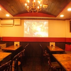 大人数でのWedding2次会で記憶と心に残る夜に…壁一面を使ったプロジェクターの貸し出しも可能★二次会からの参加のゲストが多い場合には、お料理内容などお気軽にご相談ください!