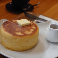 カフェマル特製！鉄板で焼いたこだわりのホットケーキ。