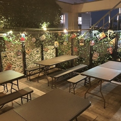 大人数でもゆったりと座れて、リラックスしながら過ごせるテラス席は、仲間との集まりにぴったりです☆ライトアップされた夜の雰囲気も魅力的で、特別な時間を演出します！外の空気を感じながら、食事をお楽しみいただけます♪テラス席では、心を開放する贅沢なひとときが待っています◎