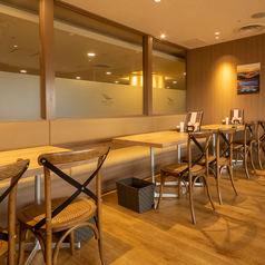 広々としたテーブル席を24席ご用意しており、ご家族やご友人との会食に最適です。窓から差し込む自然光が心地よい空間で、ゆったりと会話を楽しみながら、美味しい料理をご堪能ください。お子様メニューもございますので、ママ会などにもおすすめです。