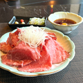 料理メニュー写真&nbsp;［数量限定］低温調理 ローストビーフ 冷製仕立て［霜降り］
