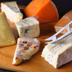 各国の厳選チーズをご提供。クセの強いものから優しいものまで幅広くご用意しております！