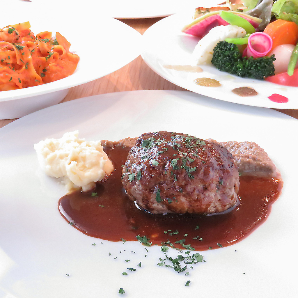 ランチも営業◎スープ・パン・サラダが付いたお得なランチセットがございます！お腹も心も大満足に☆