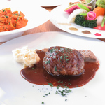 ランチも営業◎スープ・パン・サラダが付いたお得なランチセットがございます！お腹も心も大満足に☆