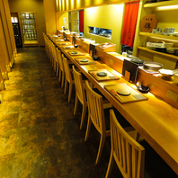 木を基調とした落ち着いた雰囲気の店内