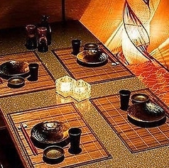 【掘りごたつ個室：4名様】上品で落ち着いた雰囲気の掘りごたつ個室は、接待など大切なビジネスシーンでのご利用にぴったりです。もちろん、ご友人同士の飲み会や会社宴会にも◎和の風情を感じるプライベート空間で周りを気にせず、お食事と会話をゆったりとお楽しみください。
