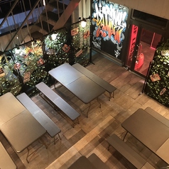 開放感あふれるテラス席は、友人や同僚との集まりにぴったりの場所です！ライトアップされたテラス席で、大勢でワイワイと楽しむ食事は、心を豊かにし、思い出に残る瞬間を演出します◎外の風を感じながら、テラス席で特別なひとときをお楽しみください★