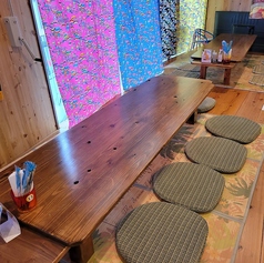 沖縄の風情を感じられる居酒屋で、ゆったりしたひとときを過ごしましょう。座敷があるので、落ち着いた雰囲気でくつろぎながら、お食事を楽しむことができます！泡盛や生ビールを含む飲み放題があるのが嬉しい！新鮮な素材を使った料理はどれも絶品、沖縄の味を堪能しながら、素敵な時間を過ごしましょう。