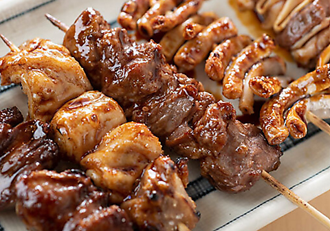 駅徒歩1分！炭火で香ばしく焼き上げた焼き鳥・やきとんに脇を固める煮込！