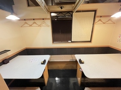 落ち着いた空間でゆったり過ごせるテーブル席。お友達同士や宴会にもぴったりです。