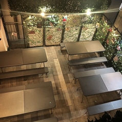 鮮やかな照明に包まれたテラス席は、友人たちとともに、特別な時間を過ごすのにぴったりな場所です♪心地よい風が吹き抜ける中、美味しい料理を囲みながら、楽しむ幸せが味わえます！大人数でも安心して利用できる広さがあり、思い出に残るひとときを過ごせます◎