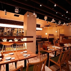 テーブル席はレイアウト自由に動かすことができ、大人数でのご宴会やパーティーにも対応可能です。会社のご宴会や結婚式の二次会など、様々なシーンに合わせてご利用いただけます。