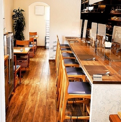 目の前の鉄板で繰り広げられるシェフの調理を、五感で楽しめる特等席です。肉が焼ける音、香ばしい香り、炎の熱といったライブ感を間近に堪能できます。特別な日や、お二人での記念日デートに、臨場感と特別感あふれる美食体験をお約束します。