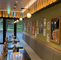 ゆったりとしたソファー席を完備。宴会に最適な貸切も可