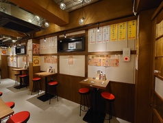 友人との語らいやデートに。距離が縮まるカジュアルなテーブル席。