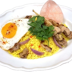 焼き鳥・目玉焼き インドネシア風チャーハン“ナシゴレン”