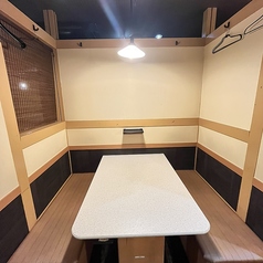  コンパクトながら快適なテーブル席。ペア利用や少人数のディナーにぴったりの空間です。