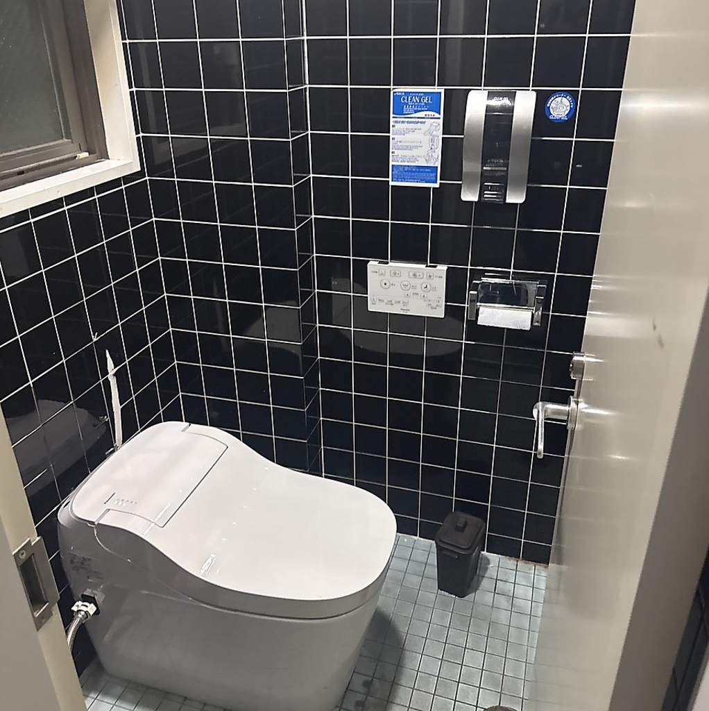 白と黒を基調とした清潔感のあるお手洗い。細部まで手入れが行き届いており、女性の方も安心の設備。