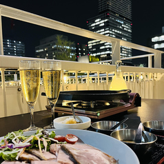 【屋上ルーフトップテラス】2名様でご利用いただけるカップルシート席です！抜群の夜景とロケーションを楽しむことが可能で、デートや女子会に最適！インスタ映え間違い無しです！