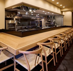 あたたかな木のぬくもりが感じられるカウンターで、特別な時間を楽しんでみませんか？友人との賑やかなひとときや、一人でのんびり過ごすのもおすすめです。全ての料理が手間を惜しまない店内仕込みで、心と体が満たされること間違いなし！昼の時間帯にもぜひお立ち寄りください♪お待ちしています！