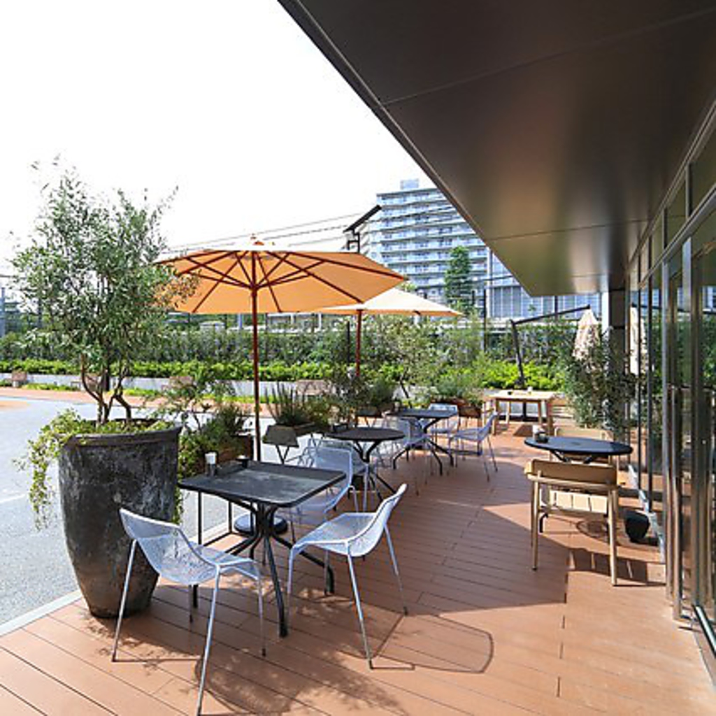 解放感あふれる大人気のテラス席。自然の風が気持ちよく吹き抜けます。