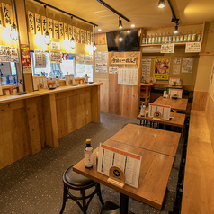 3名テーブル席もございます。立ち飲み的利用もできるのでご希望ございましたらお声がけください!