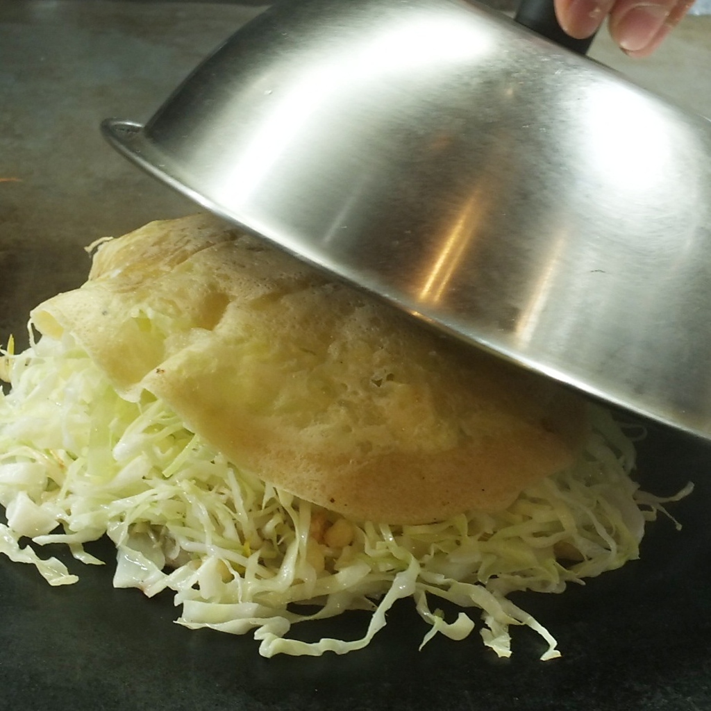 甘みの強いキャベツを使用。しっかりと蒸し焼きで火を通しているため、キャベツの甘みが引き立つ！