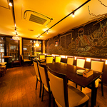 壁の絵が素敵な2階テーブル席は広々とした開放的な空間