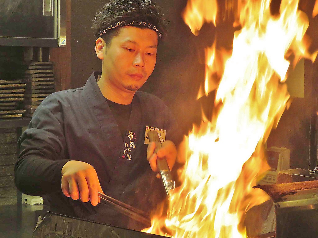 カウンター席は炎が上がり臨場感が◎目の前の元気なスタッフに明日の活力もらっちゃお♪