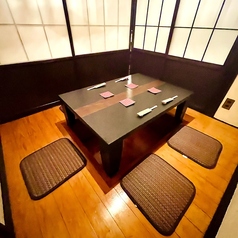 3～5名掛けの掘りごたつテーブルの個室が2部屋ございます。