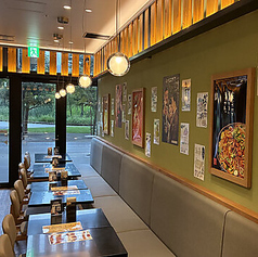 ゆったりとくつろげるソファー席もご用意しております。座り心地の良いくつろぎ空間は、デートや少人数でのカフェ利用にぴったり。広大な緑地を眺めながら、周りの喧騒を気にせず、落ち着いてお酒と本場大阪の味を堪能したい方におすすめです。