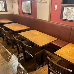 【2～6名様向け】テーブルを繋げて最大22名様のご利用も可能です。学校やお仕事終わり、女子会等多くのシーンでご利用いただけます。当店自慢の鶏料理を是非お楽しみください。