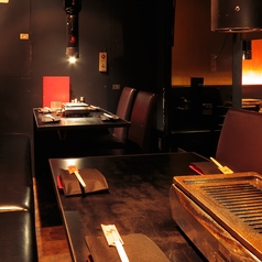 ゆったりとしたテーブル席は、友人との楽しいひとときにぴったり。落ち着いた雰囲気の中、厳選された肉をじっくり堪能できます！お肉の旨味を心ゆくまでお楽しみ下さい♪