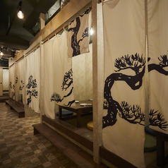 白の松暖簾付きの座敷フロアは64名収容(詰めて最大80名)