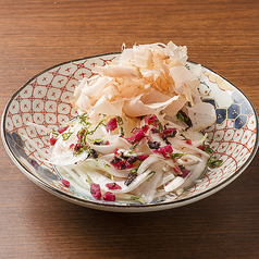 新玉ねぎと削りたて鰹節の梅サラダ
