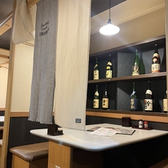 落ち着いた雰囲気のテーブル席は、2～4名での食事に最適。暖簾で仕切ることも可能です。ゆっくり語らう時間をお楽しみください。